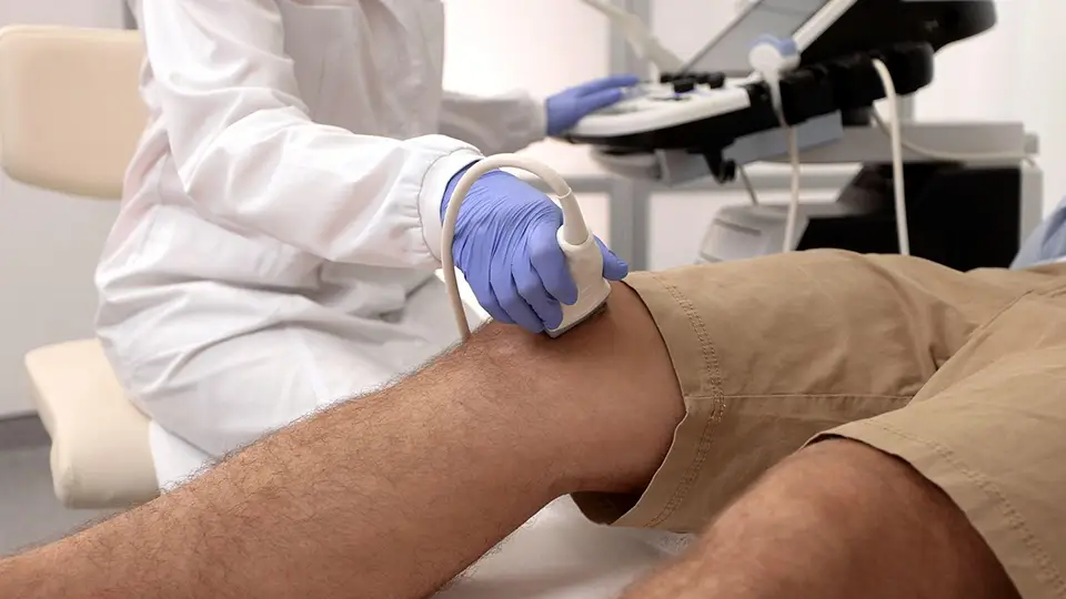 Térdfájdalom kivizsgálása: az első konzultációtól a műtétig